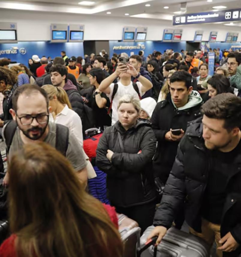 Trastornos y fuertes reclamos por las cancelaciones de vuelos de Aerolíneas