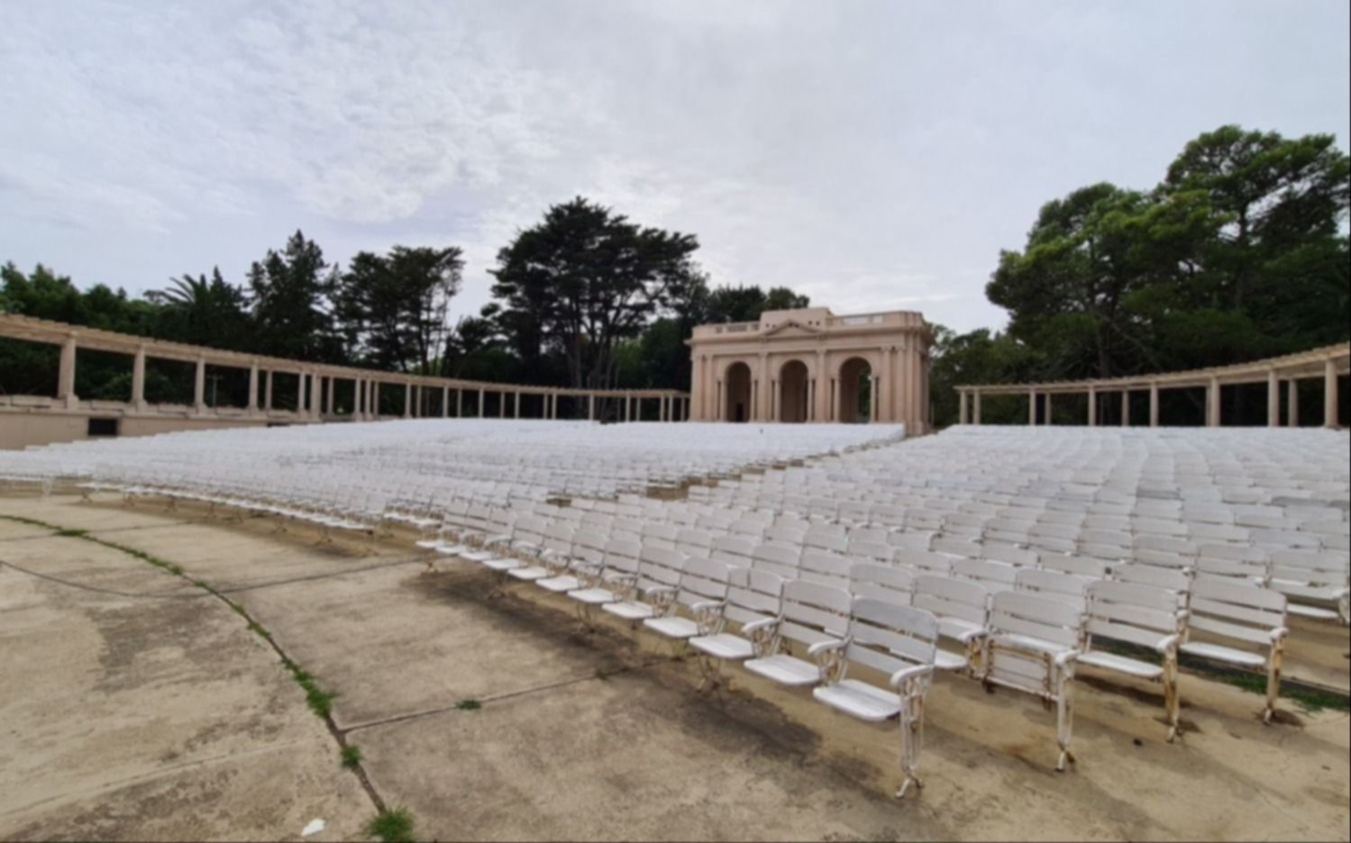 Oficializaron el convenio para reabrir el Teatro del Lago del Bosque