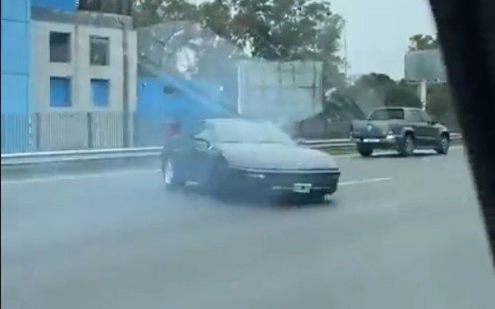¿Quién es el dueño de la Ferrari que casi choca a un motociclista en una autopista de la Ciudad de Buenos Aires?