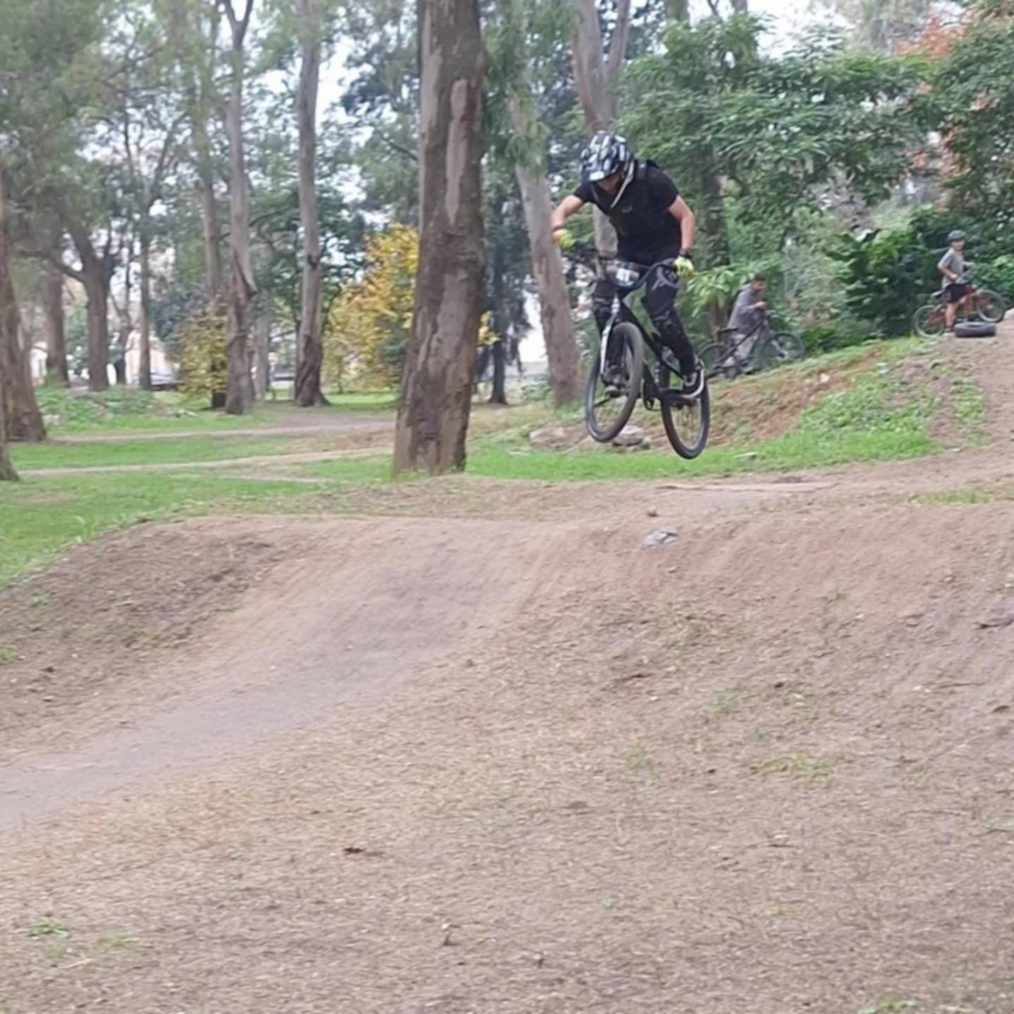 De París a las calles y plazas de La Plata: el BMX busca