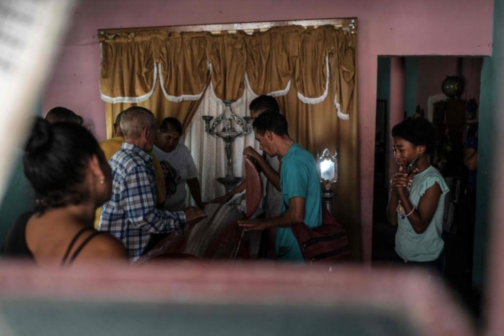 Crisis en Venezuela: lágrimas por los muertos y temor por los detenidos