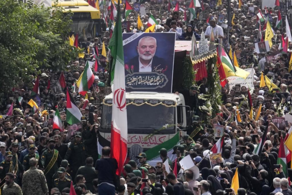 Gritos de venganza contra Israel en el funeral del líder terrorista en Irán