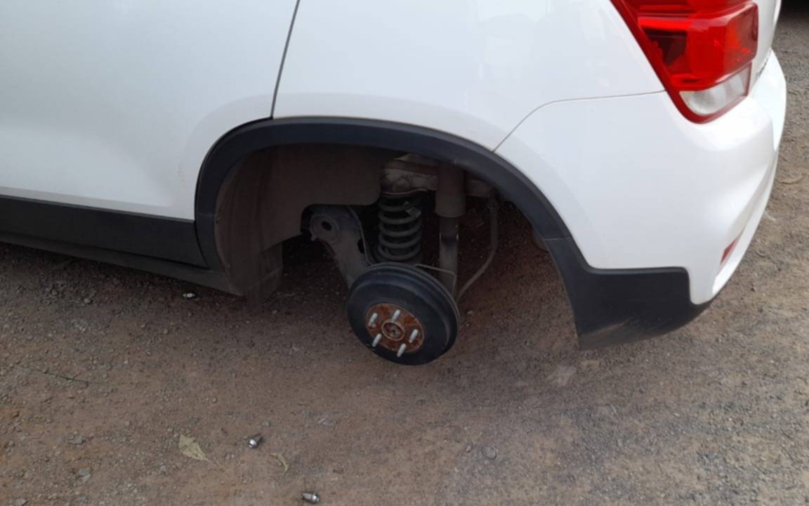 Los roba ruedas volvieron a atacar en La Plata: en diez minutos desmantelaron una camioneta