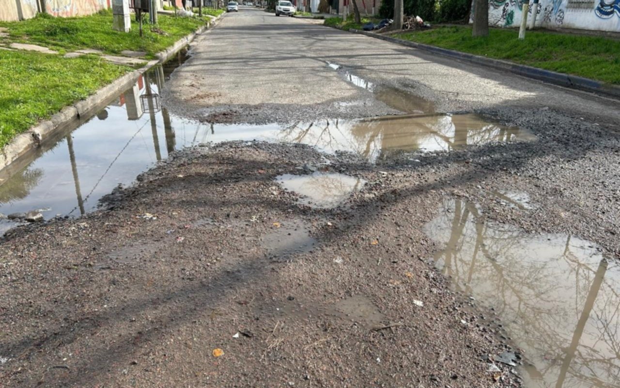 Vecinos de La Plata reclaman una calle "detonada" por una pérdida de agua