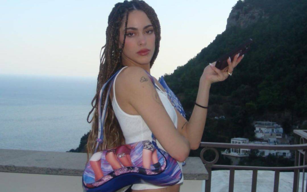 Tini Stoessel y una fotos jugadas en la Costa Amalfitana: nuevo look y microbikini