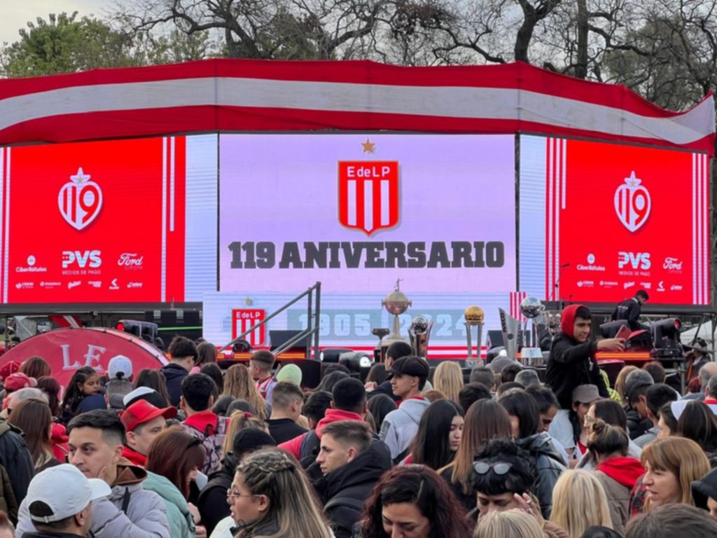 Estudiantes y un festejo con todas sus copas y el entusiasmo por las nubes