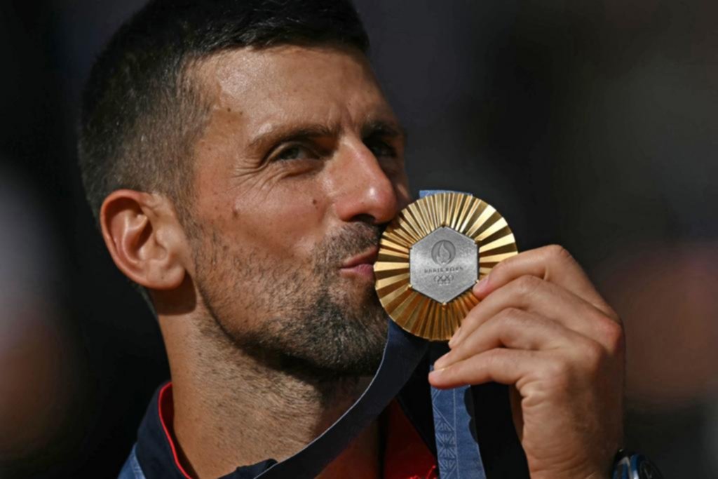Djokovic venció a Alcaraz y se bañó en Oro