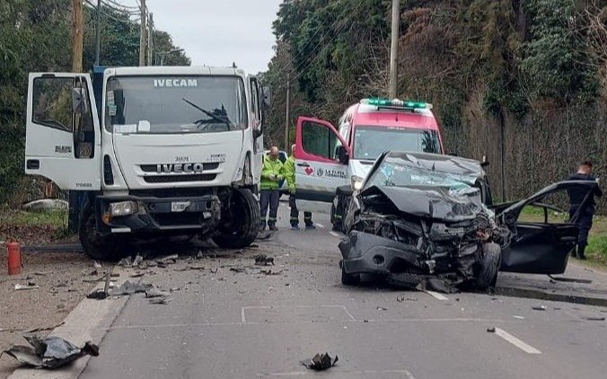 Trágico accidente en La Plata: identificaron al hombre que murió en el choque de un auto y un camión