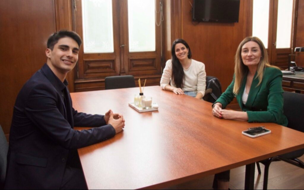 UNLP: la vicepresidenta institucional, Andrea Varela, recibió al joven platense elegido como uno de los 50 mejores estudiantes del mundo
