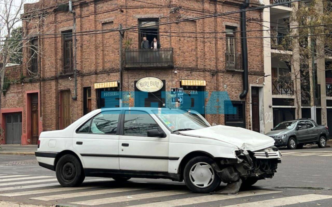 Fuerte choque y revuelo: mañana accidentada en La Plata