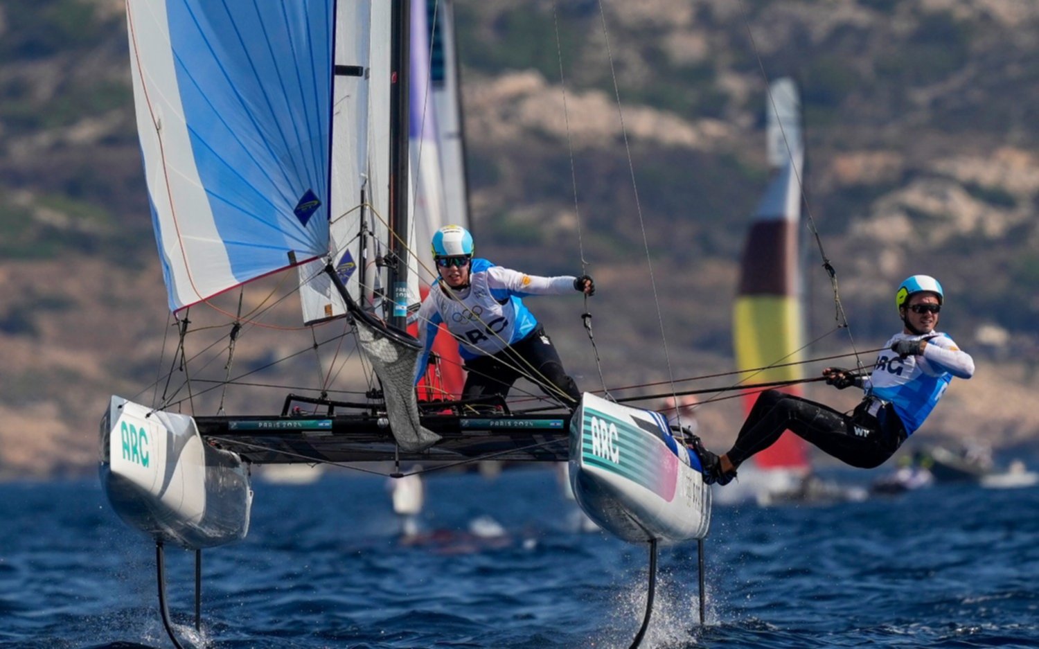 Mateo Majdalani y Eugenia Bosco terminaron segundos en vela, clasificaron a la Medal Race y lucharán por una medalla
