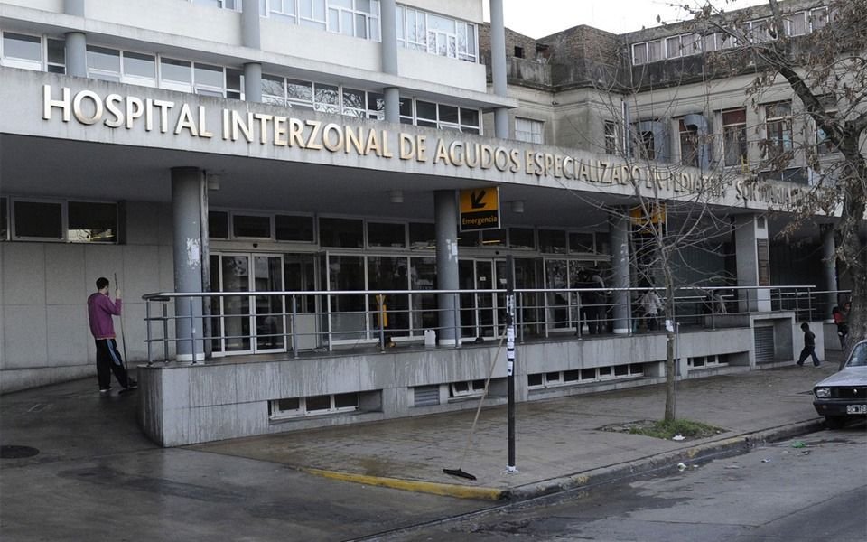 Murió un bebé de cuatro meses en La Plata: detuvieron a sus padres y se investiga si lo mataron a golpes