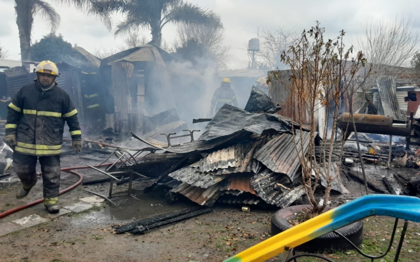 Voraz incendio en Berisso: hay cuatro internados, uno de ellos es menor