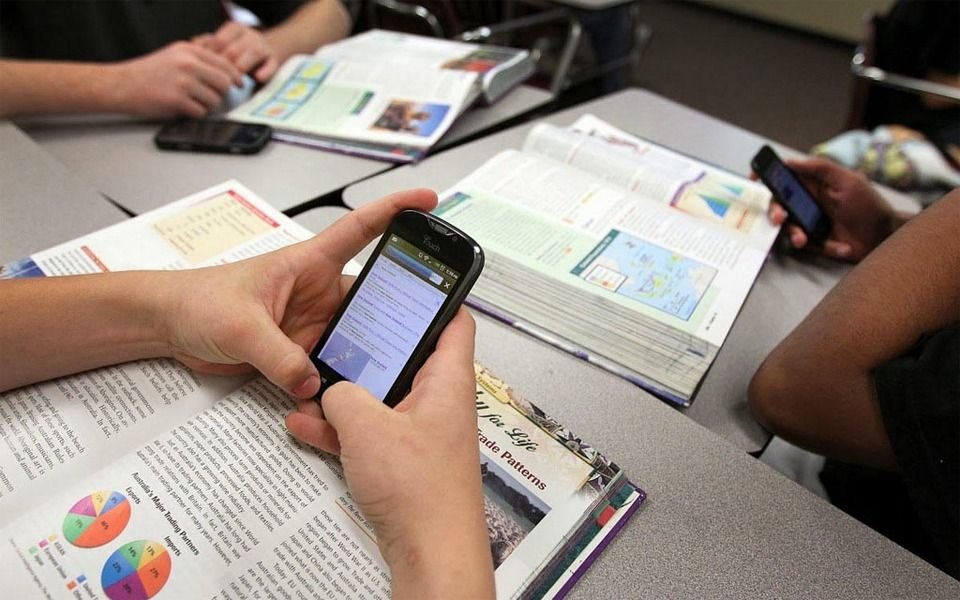 Buscan restringir el uso de teléfonos celulares en escuelas de la Provincia