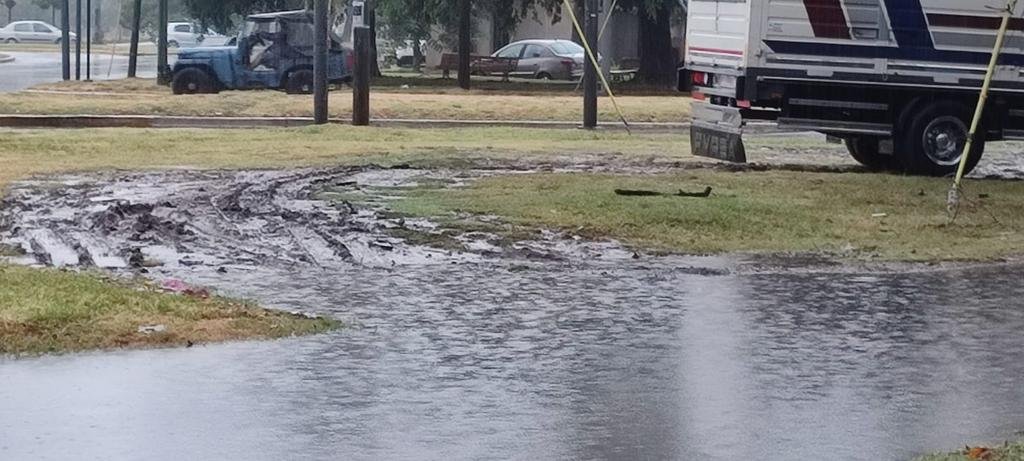 Una plazoleta entre Villa Elvira y el Casco que se parece más a un bañado