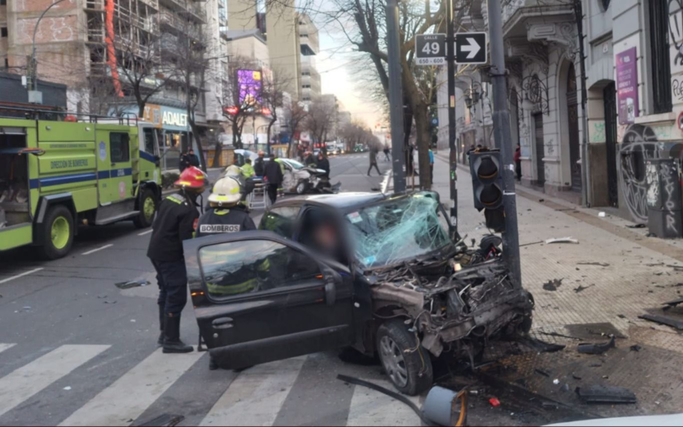 Otro trágico choque con un auto cruzando en rojo en La Plata: falleció una mujer en 7 y 49