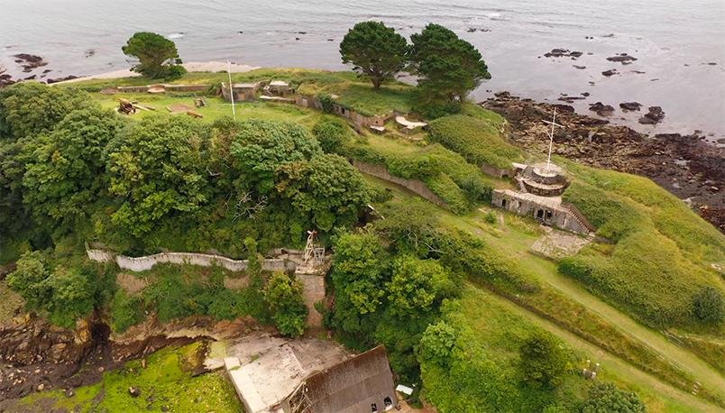 Se vende una isla con fortificaciones, playa privada y ¡15 fantasmas!
