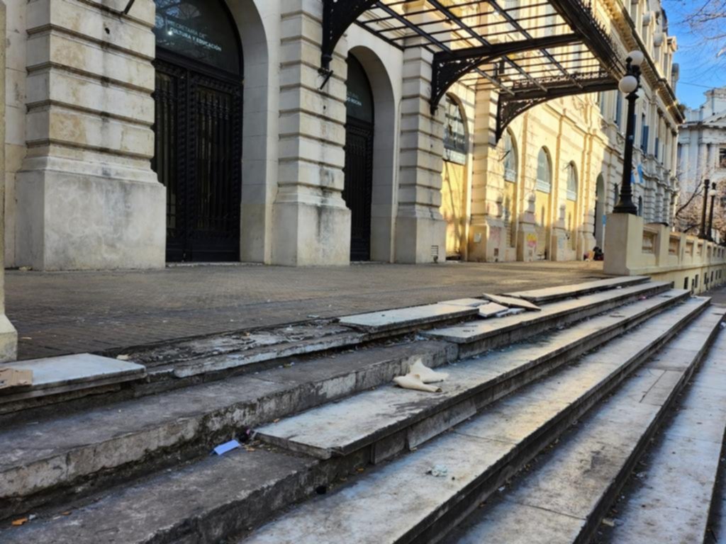 Peligro en la escalera y abandono en la cuadra