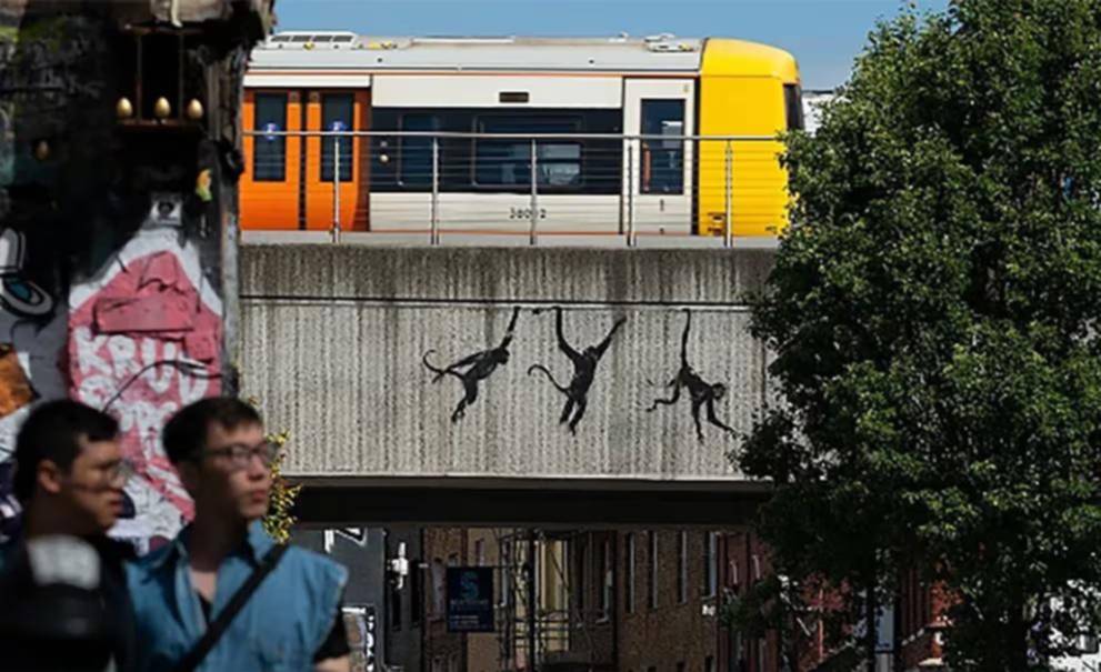 Arte urbano: la última obra revelada de Banksy; el enigma de los tres monos