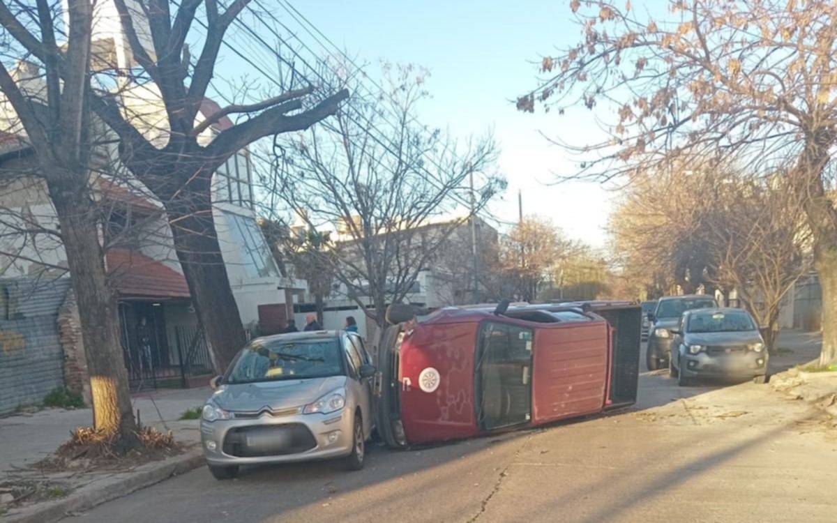 Impactante choque y vuelco en La Plata entre un auto y una camioneta