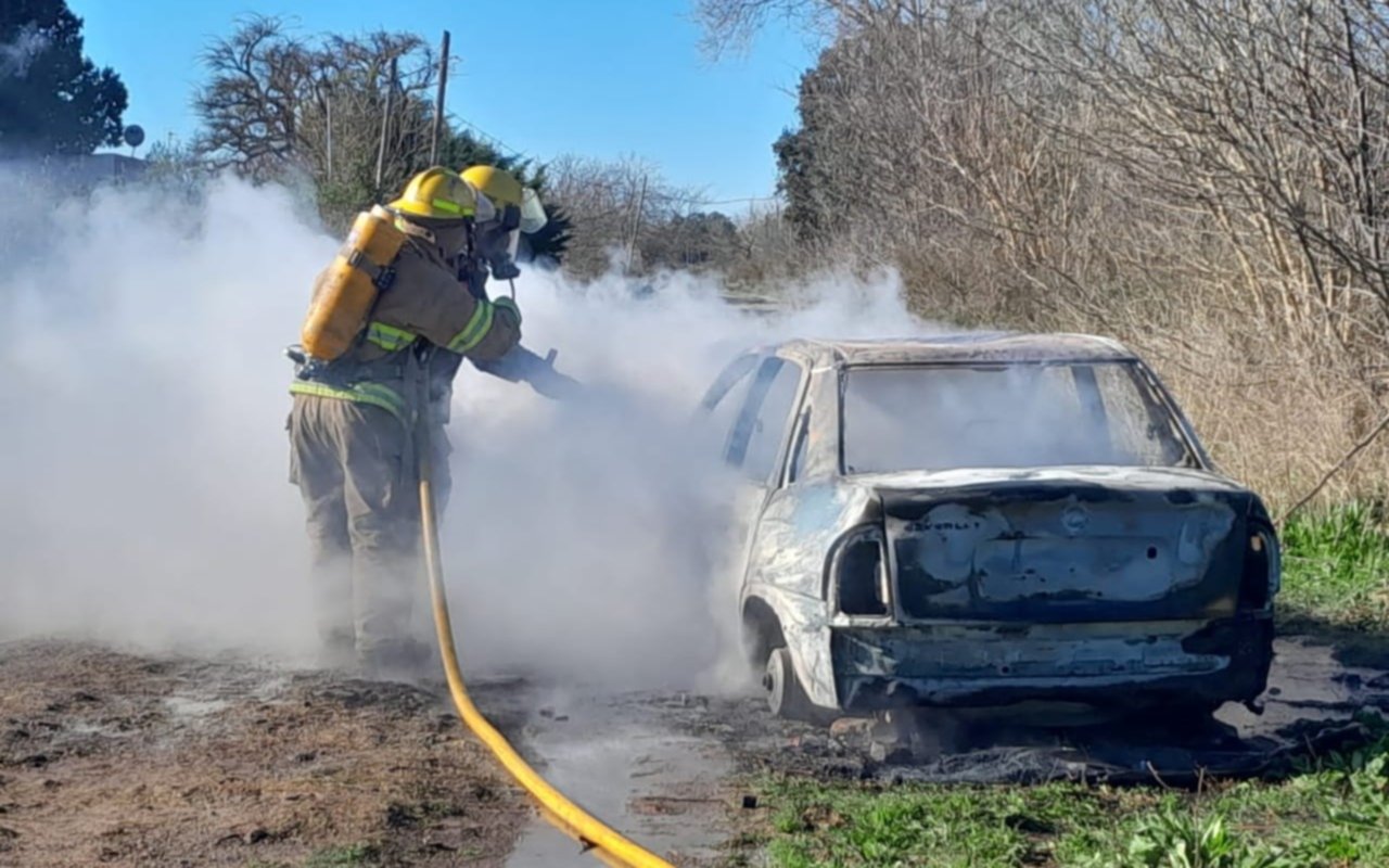 Destrucción total: dos automóviles ardieron en llamas en Arturo Seguí