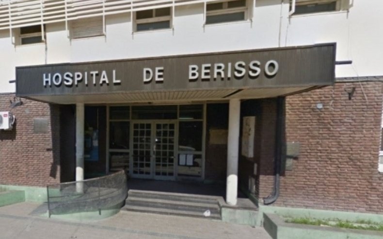 Un apuñalado en Berisso: fue atacado en plena calle y está internado