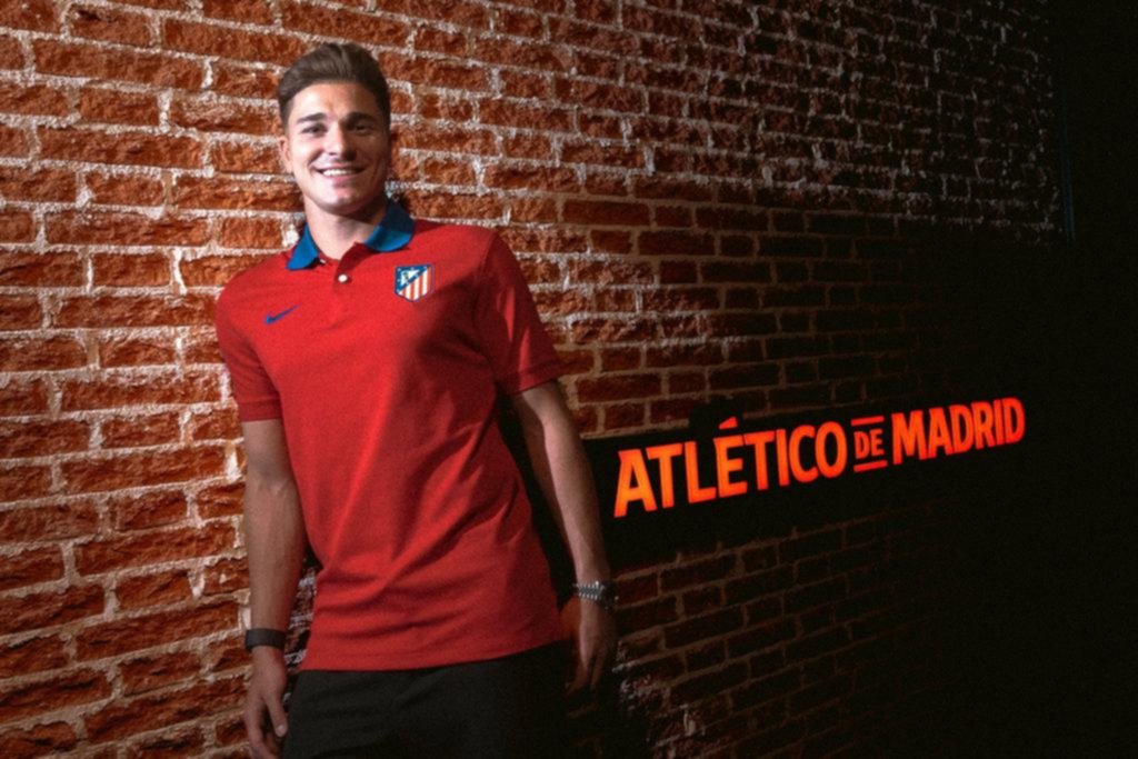 Julián Álvarez ya se puso la nueva camiseta