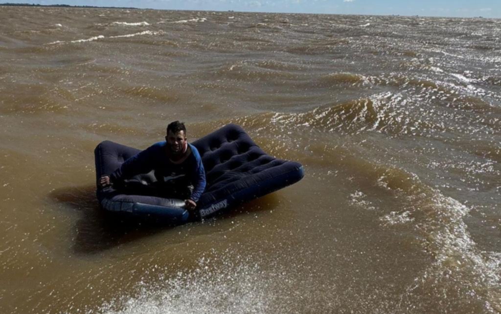 Naufragó con un colchón inflable en el río