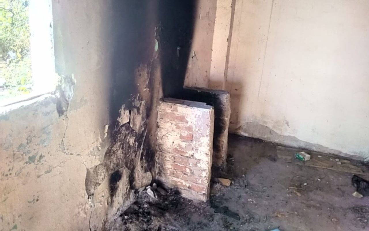 Increíble: tuvieron que quemar una casona deshabitada en La Plata para que no sea ocupada