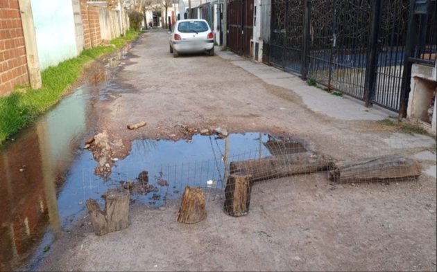 Los Hornos: una calle cerrada por una pérdida de agua