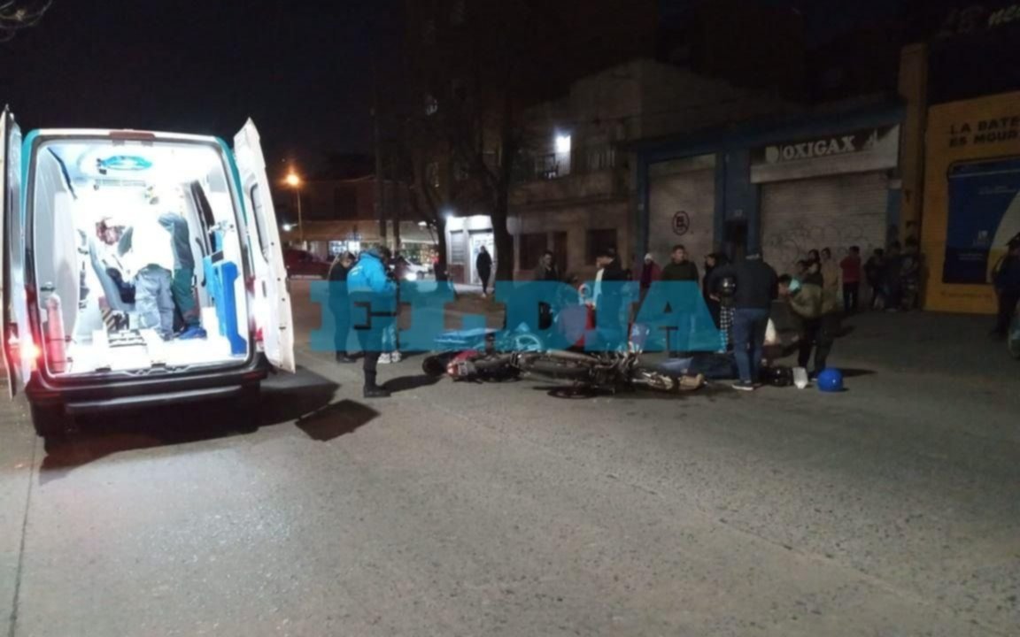 Fuerte choque entre motos y heridos en la Av. 122