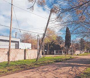 Reclamo en Gonnet por un poste a punto de caer