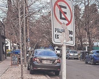 El “estacioná donde quieras” sin freno en zona Norte de la Ciudad