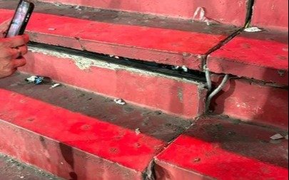 Preocupante estado de la cancha del "rojo": se volvió a desprender una parte de la tribuna en un partido por Copa Argentina