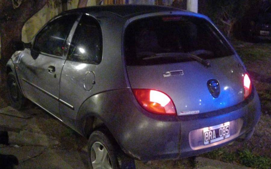 Revuelo en un barrio de La Plata: intentó huir de la Policía, chocó y se supo que el auto era robado