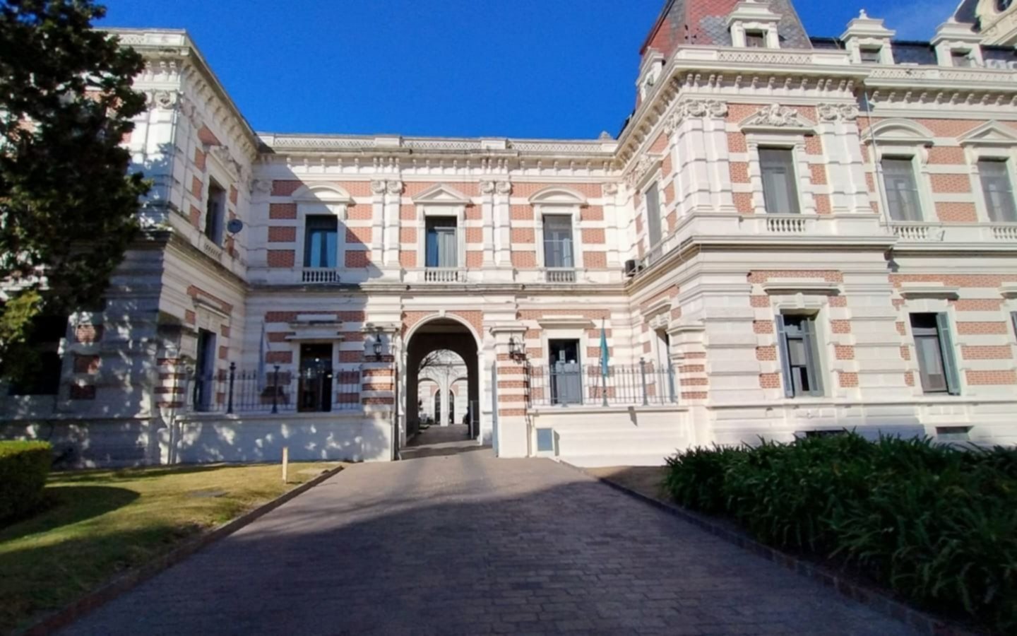 Estatales bonaerenses: por categorías, así quedan los sueldos con el aumento ofrecido por la Provincia de Buenos Aires