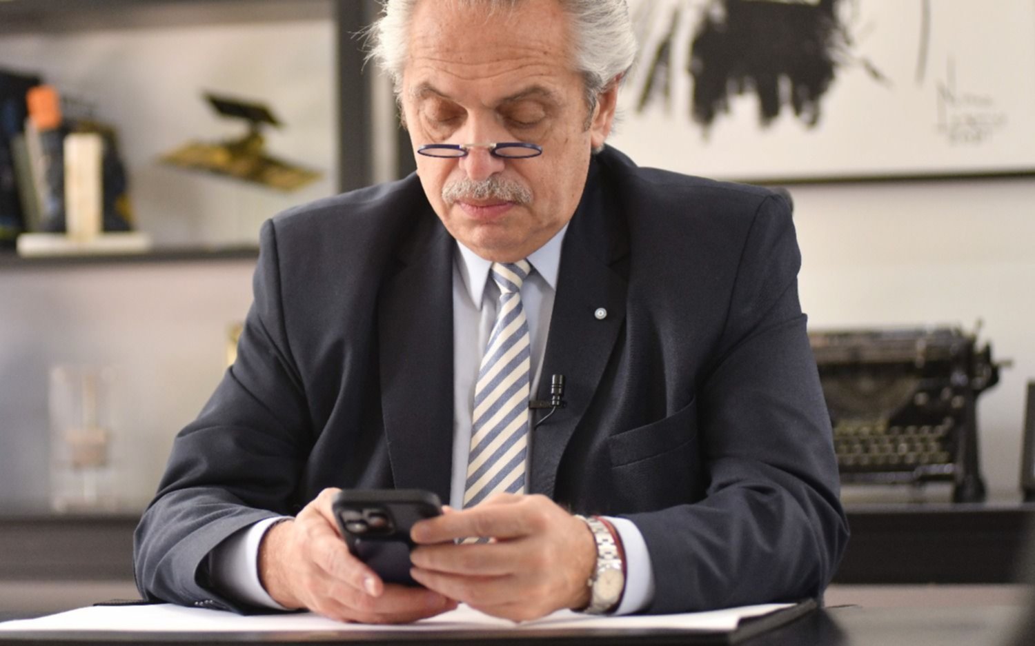 El fiscal pidió sumar a la causa de los seguros información que se encuentre en el celular de Alberto Fernández