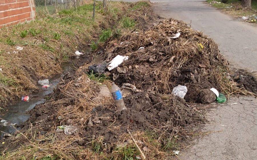 Destaparon las zanjas, pero dejaron montañas de basura