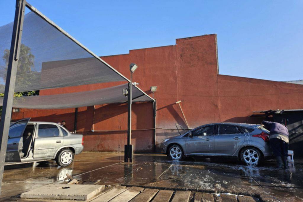 Lavaderos de autos en La Plata: la crisis los deja con poca presión