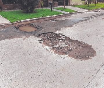 Tras casi un año de reclamos: se fue el agua pero quedó un cráter