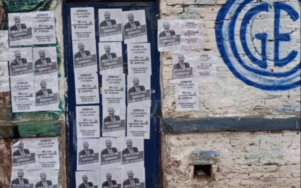 "No a las SAD" y "club de los socios": los afiches en la previa del Lobo ante el Millonario