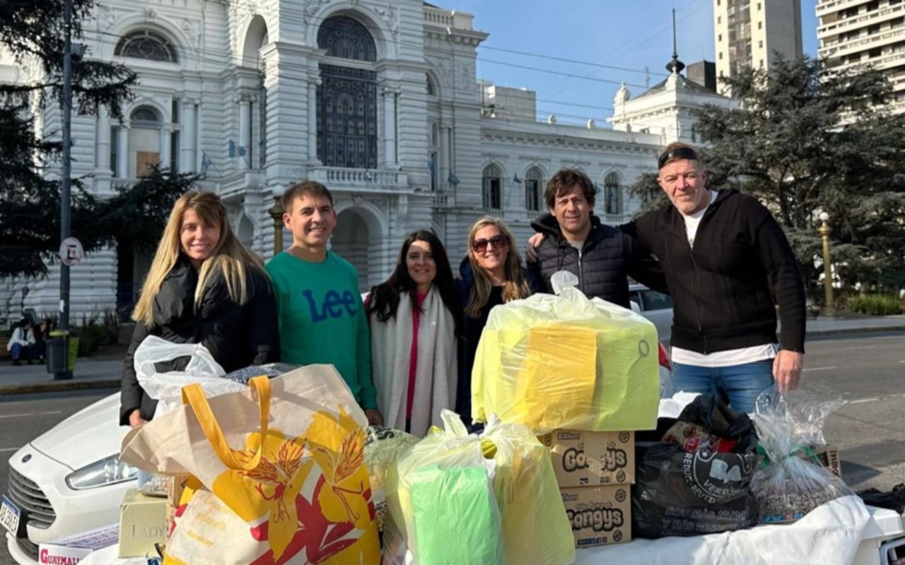 Colecta solidaria en Plaza Moreno en la antesala del Día de la Niñez