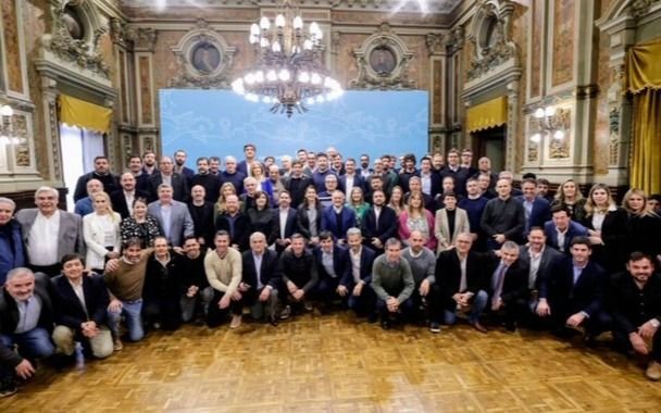 Abad cuestionó la foto de Kicillof y los intendentes 