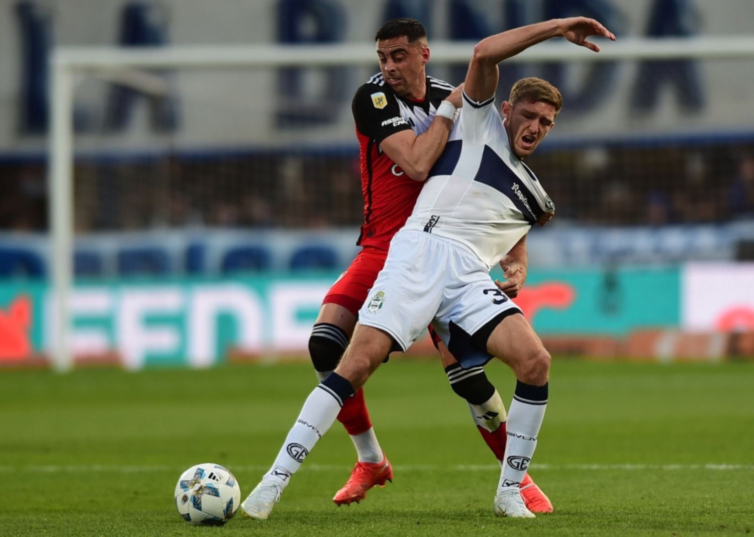 Gimnasia vs River.- El Lobo sumó un punto que lo ayudará a crecer empatando con el Millonario 1 a 1 y escuchando aplausos