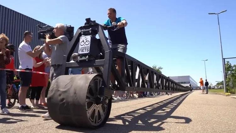 La bicicleta más larga del mundo mide más de 55 metros