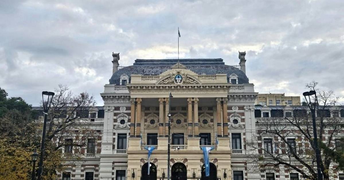 La Provincia oficializó el aumento a estatales y docentes: cuánto van a ...