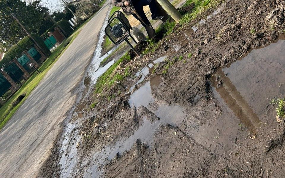 Vecinos de City Bell, hartos por una pérdida de agua