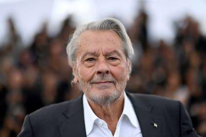 Último adiós: los hijos de Alain Delon y una tregua para organizar funerales