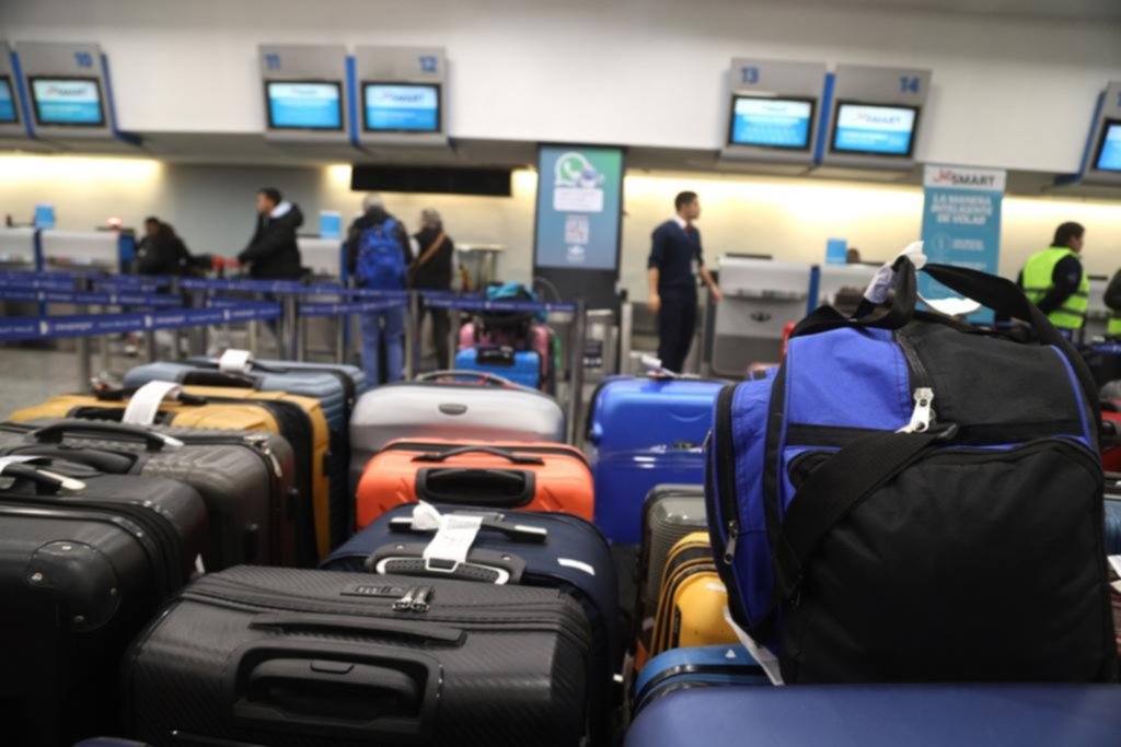 Pasajeros, rehenes otra vez de una protesta de gremios aeronáuticos