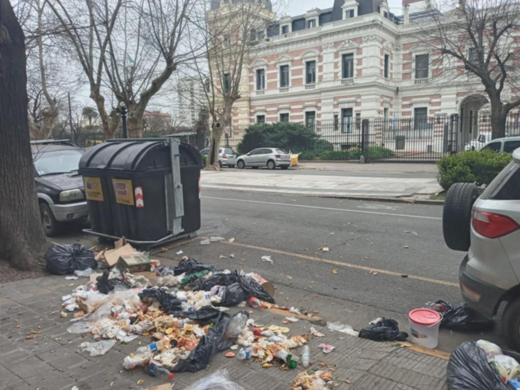 Basural en pleno centro, frente a la Casa de Gobierno bonaerense